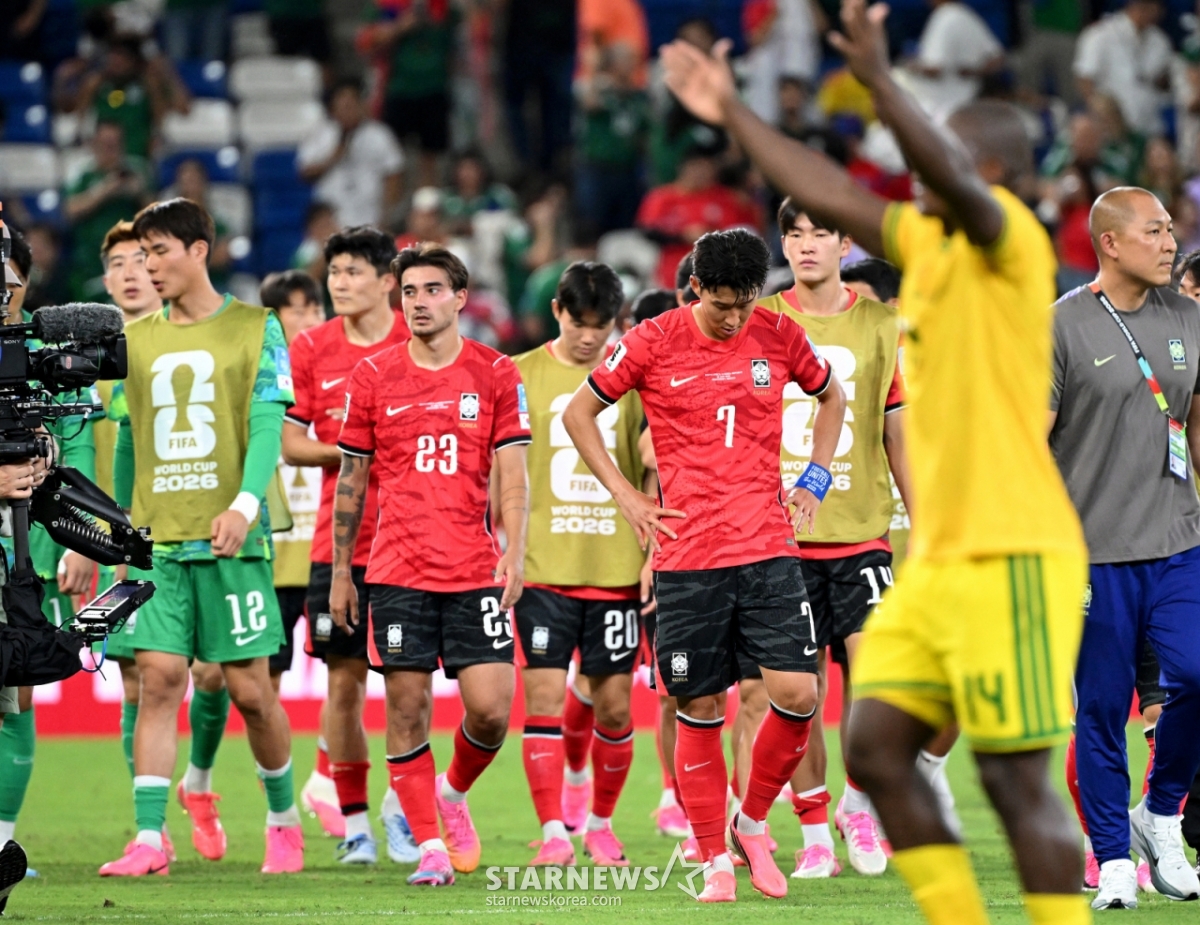 2026年北中米ワールドカップ（W杯）A組3次予選の韓国対南アフリカ共和国戦が25日（韓国時間）、メキシコ·モンテレイのエスタディオBBVAで行われた。  後半戦で先制ゴールを許し、南アフリカに0-1で敗れ、組3位に止まった代表チーム、孫興民（ソン·フンミン）、イェンスら代表チームの選手たちが残念な表情で試合を終えている。  2026.06.24./写真=キム·ジンギョン kim.jinkyung@