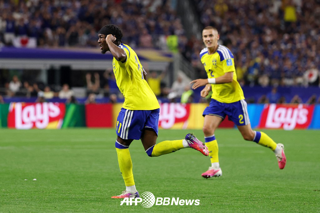 El delantero de la selección sueca, Anton Elanga (izquierda), celebra tras marcar el gol del empate en el tercer partido de la fase de grupos del Grupo F de la Copa Mundial de la FIFA 2026 en Norteamérica contra Japón, el día 26. /Foto=AFPBBNews=News1