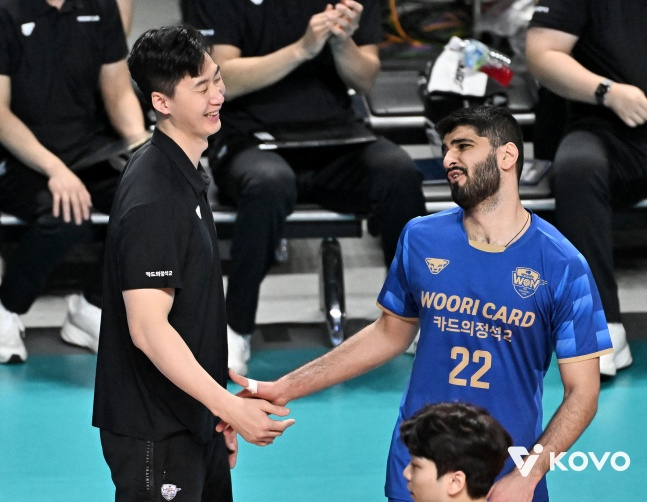 昨シーズン一緒だったウリカードの朴チョルウ監督とアリ。 /写真=KOVO提供