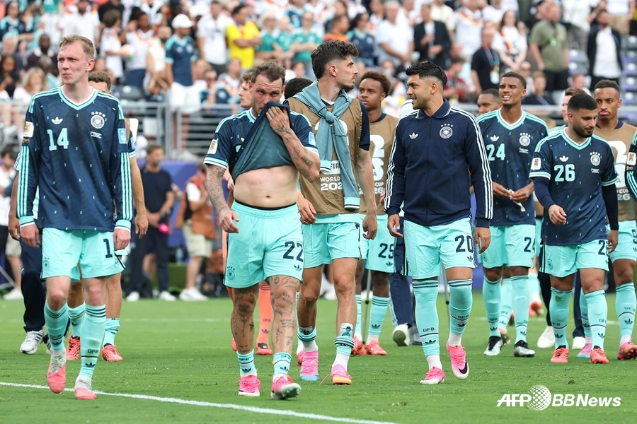 Los jugadores alemanes caminan por el campo tras perder por 1-2 ante Ecuador el día 26 (hora de Corea). /AFPBBNews=NEWS1