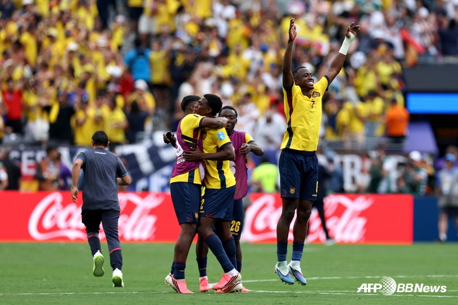 El 26 (hora de Corea), jugadores de Ecuador celebran tras vencer a Alemania. /Foto=AFPBBNews=NEWS1