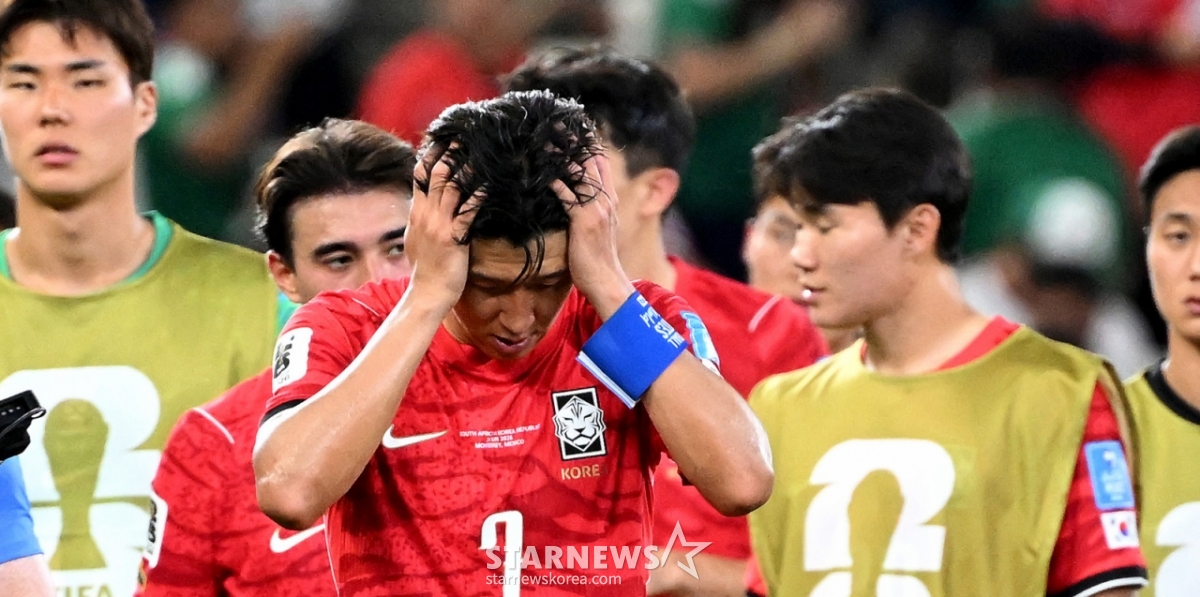 El partido de la tercera ronda de clasificación de la Copa Mundial de la FIFA 2026 en Norteamérica, Centroamérica y el Caribe, grupo A, entre la República de Corea y Sudáfrica, se disputó el día 25 (hora de Corea) en el Estadio BBVA de Monterrey, México. El equipo nacional, que perdió 0-1 ante Sudáfrica tras recibir el primer gol en el segundo tiempo y quedó en tercer lugar del grupo, dejó a Son Heung-min con una profunda sensación de frustración. 2026.06.24. /foto=Kim Jin-kyung kim.jinkyung@