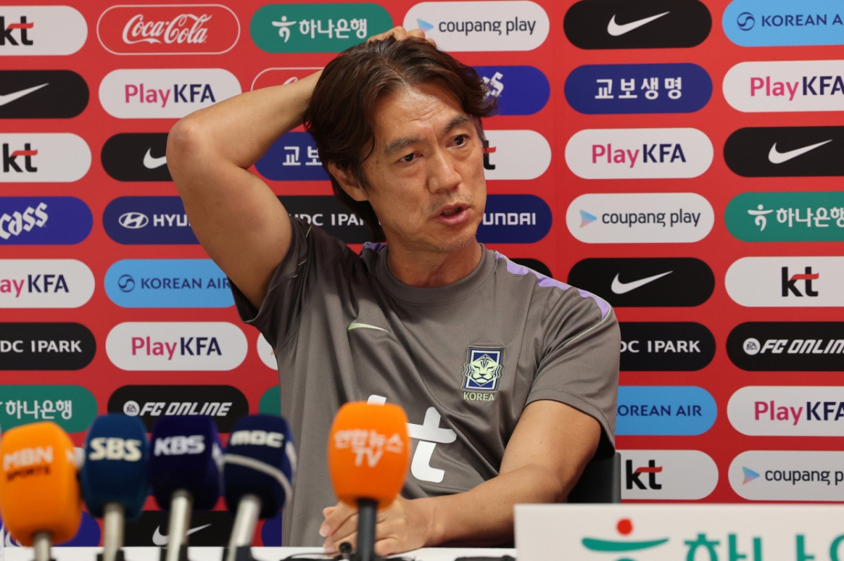 (Guadalajara, Mexico=NEWS1) Reporter Im Se-young = South Korea national football team coach Hong Myung-bo is seen giving an interview before training at the Sapopan Chivas Verde Valle, the base camp training ground of the South Korea national team near Guadalajara, Mexico, on the 25th (local time). /Photo=NEWS1