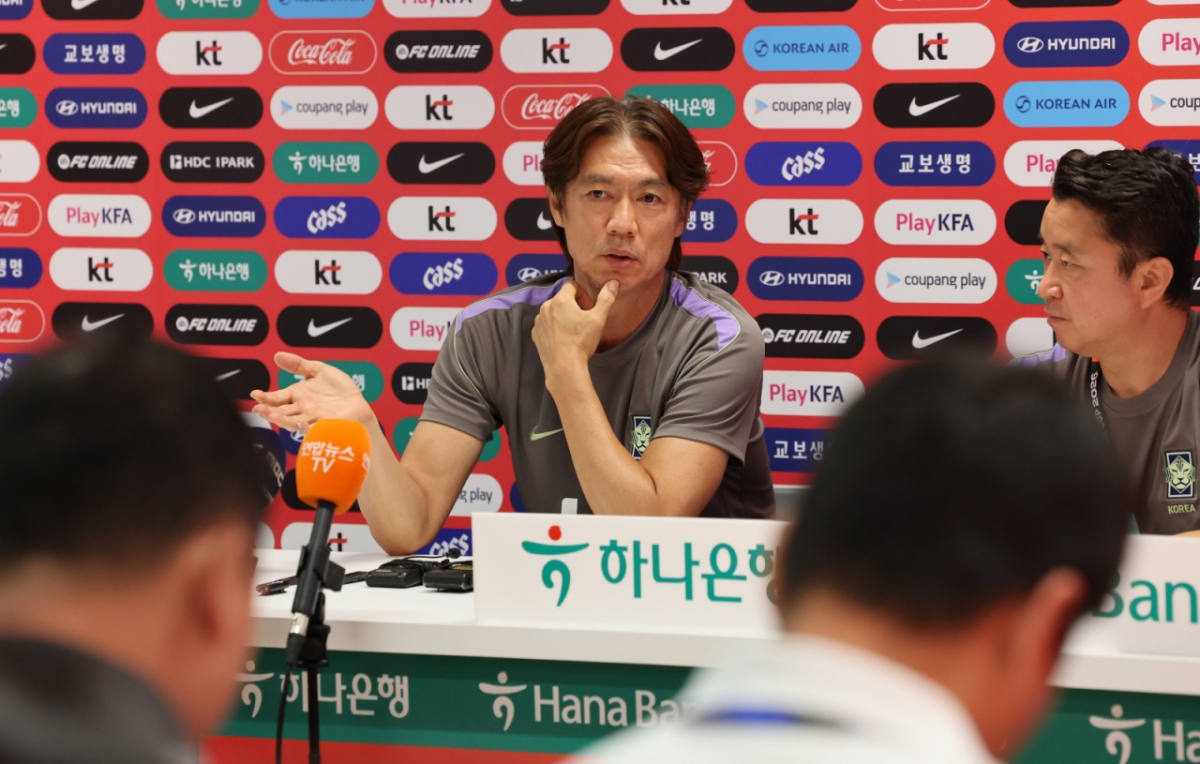 (Guadalajara, Mexico=NEWS1) Reporter Im Se-young = South Korea national football team coach Hong Myung-bo is seen giving an interview before training at the Sapopan Chivas Verde Valle, the base camp training ground of the South Korea national team near Guadalajara, Mexico, on the 25th (local time). /Photo=NEWS1