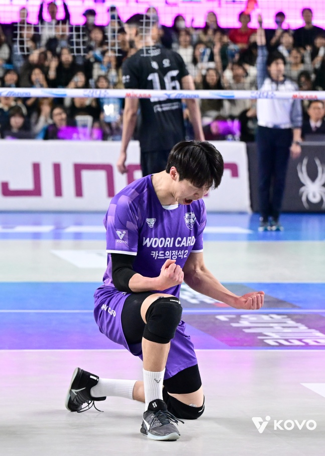 Our Card's Lee Si-mon roars during the 2025–2026 season Jin Air V-League Round 5 away match against Korean Air. /Photo=KOVO