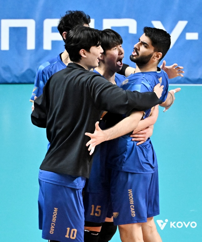 Our Card's Lee Si-mon (second from the right) embraces Ali (far right). /Photo=KOVO