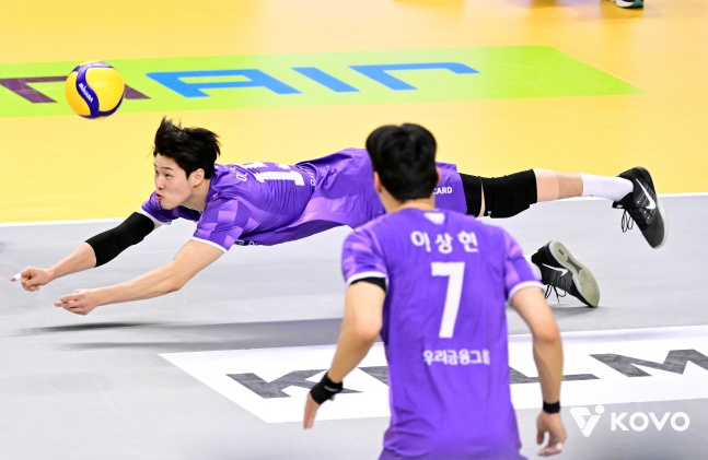 Our Card's Lee Si-mon dives to receive a ball. /Photo=KOVO