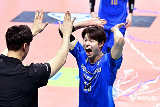 Our Card's Lee Si-mon (center) shares a high-five with Coach Park Cheol-woo. /Photo=KOVO