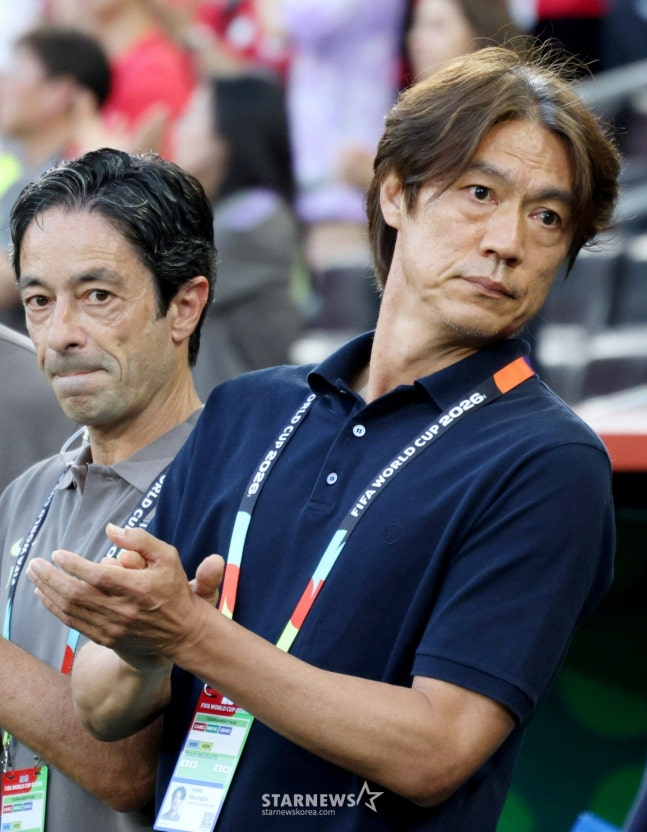 The 2026 FIFA World Cup North, Central America and Caribbean Qualifiers Group A third-round match between South Korea and South Africa was held on the 25th (Korea time) at Estadio BBVA in Monterrey, Mexico. Coach Hong Myung-bo is seen inspecting his players before the match and vowing for a strong performance. /Photo=Chief correspondent Kim Jin-kyung.