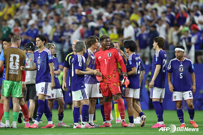 The Japan national football team is seen greeting fans. /AFPBBNews=NEWS1