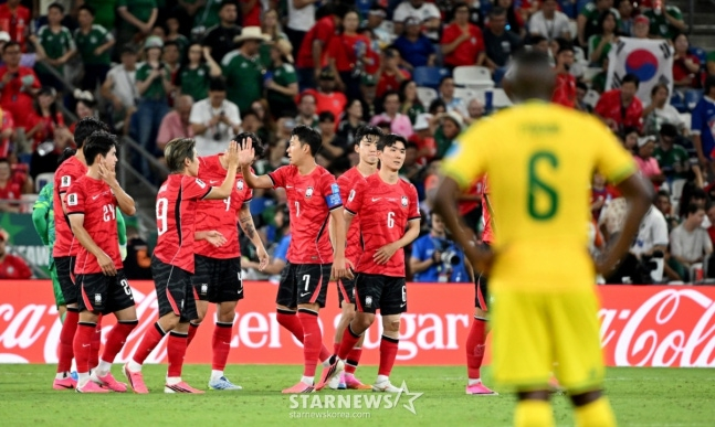 The 2026 FIFA World Cup North, Central America and Caribbean Qualifiers Group A third-round match between South Korea and South Africa was held on the 25th (Korea time) at Estadio BBVA in Monterrey, Mexico. Son Heung-min is seen entering the match as a substitute in the second half. /Photo=Chief correspondent Kim Jin-kyung.