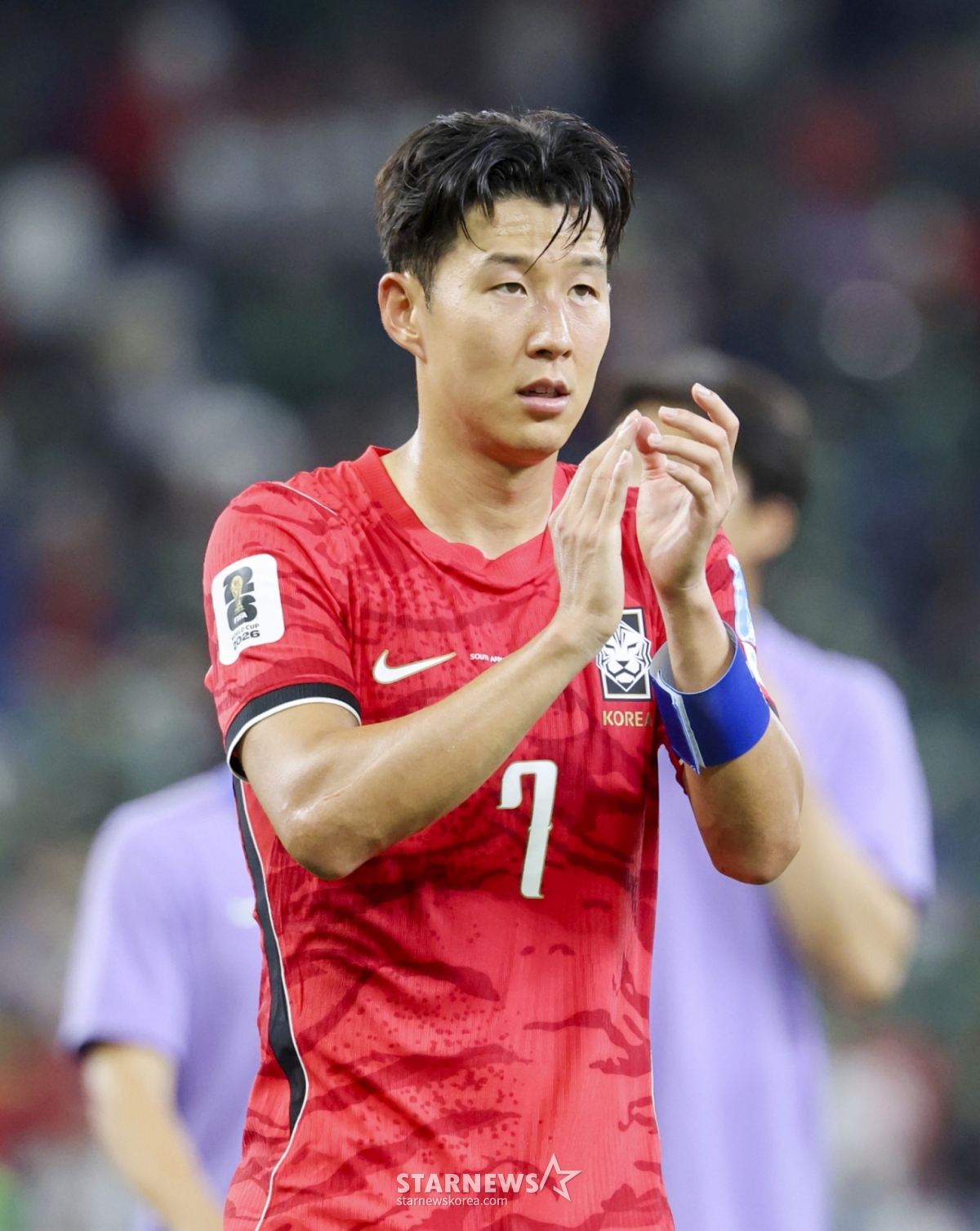 2026年北中米ワールドカップ（W杯）A組3次予選の韓国対南アフリカ共和国戦が25日（韓国時間）、メキシコ·モンテレイのエスタディオBBVAで行われた。  後半戦で先制ゴールを許し、南アフリカに0-1で敗れ、組3位に止まった代表チーム、孫興民（ソン·フンミン）、イェンスら代表チームの選手たちが残念な表情で試合を終えている。  2026.06.24./写真=キム·ジンギョン kim.jinkyung@