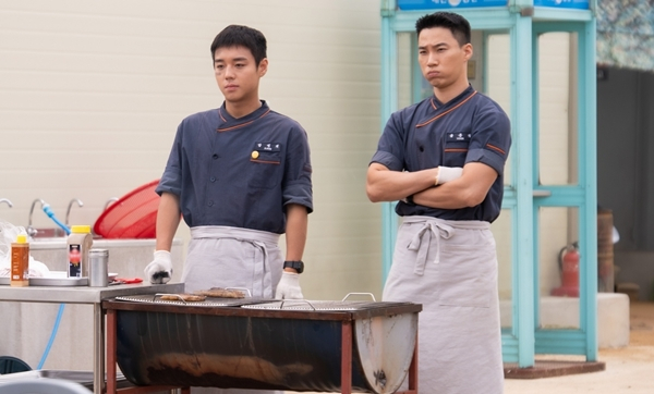 De izquierda a derecha: Park Ji-hoon, Lee Hong-nae / Foto=TVING