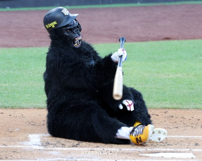 KT's An Hyeon-min, nicknamed 'Kerilla' (KT + Gorilla), appears at the plate in a gorilla costume during the 2025 KBO All-Star Game held at Daejeon Hanwha Life Bulls Park in July last year. /Photo=Senior reporter Kang Young-jo