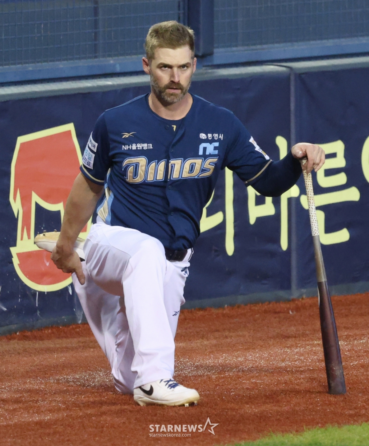 Матч LG Twins против NC Dinos в лиге KBO 2025 Shinhan SOL Bank состоялся 1-го числа на бейсбольном стадионе Джамсиль в Сеуле.  NC Дэвидсон смотрит на землю с растяжкой. /Фото = Ким Джин Кён.jinkyung@