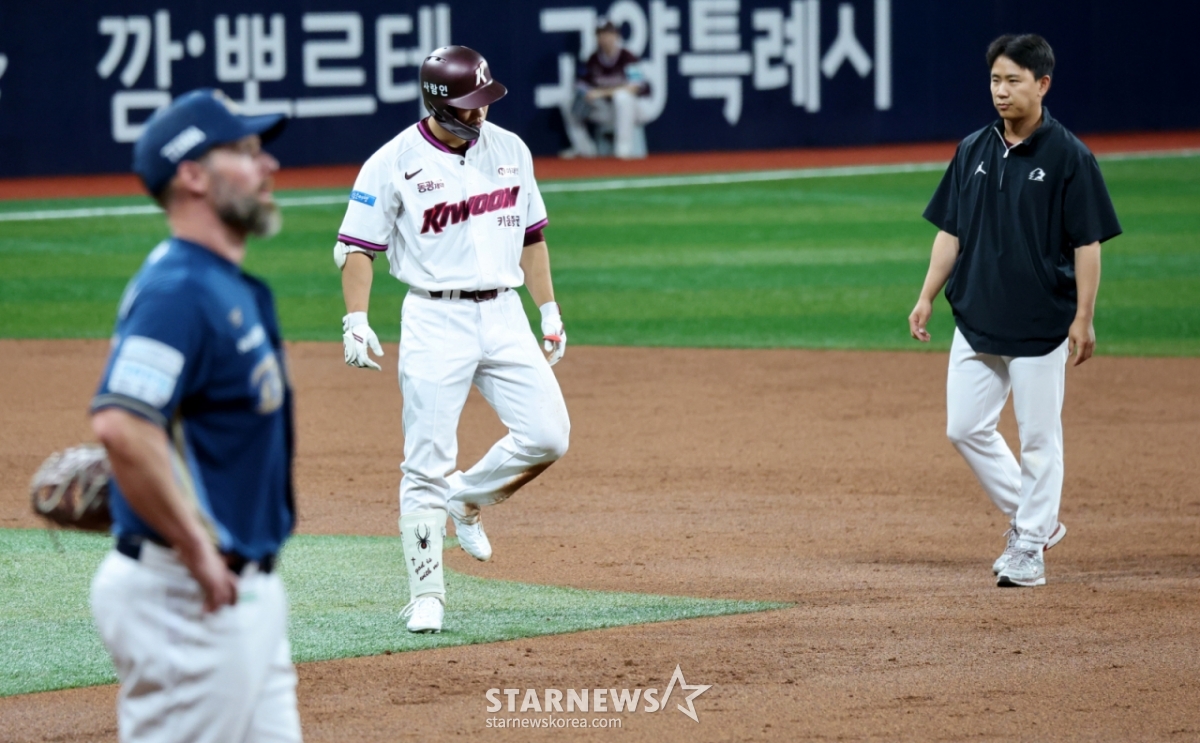 Lee Ju-hyeong, al intentar agarrarse el muslo tras un doble que le permitió llegar a la base en el final del tercer inning con un out en el partido entre Kiwoom Heroes y NC Dinos, programado para el 21 de 2026 en el Gocheok Sky Dome, manifestó dolor en el isquiotibial. 2026.04.21. /Foto=reportero sénior Kang Young-jo