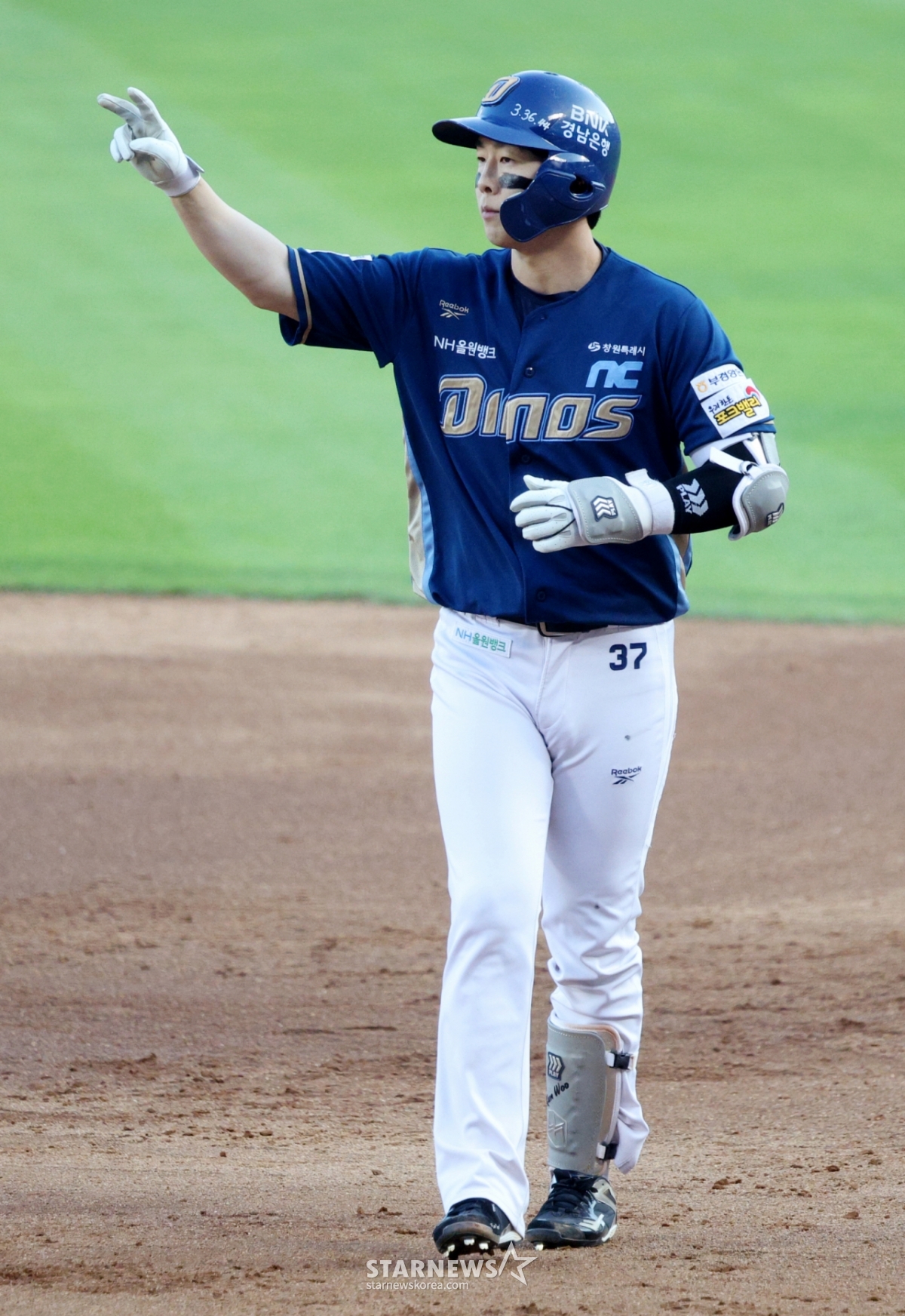 El partido de la Liga KBO Shinhan SOL 2026 entre LG Twins y NC Dinos se celebró el día 1 en el estadio de béisbol Jamsil de Seúl. Park Geon-woo de NC realizó una entrada en la parte baja del quinto inning con dos outs y corredor en primera base con un hit al campo central y realizó una ceremonia. /foto=Kim Jin-kyung kim.jinkyung@