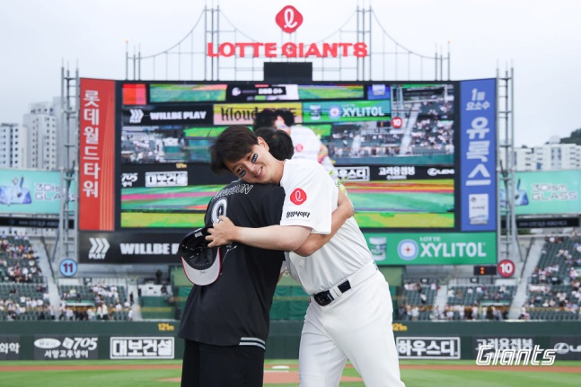 ジョンフン（左）が26日、釜山（プサン）LG戦を控えて行われた自身の引退式で、後輩のキム·ウォンジュンを抱きしめている。 /写真=ロッテジャイアンツ提供