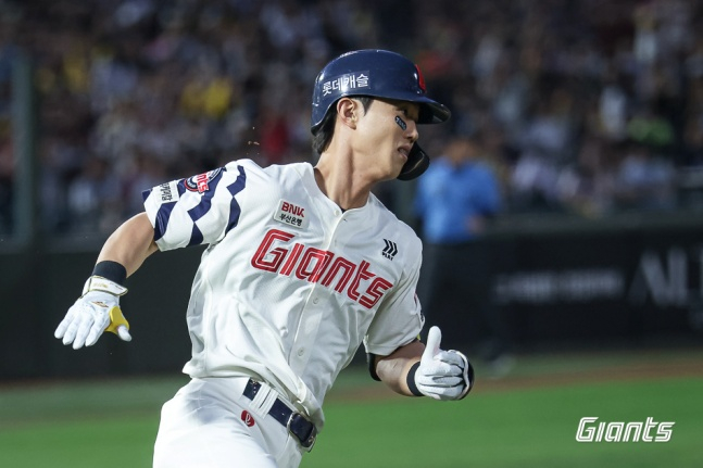 Lotte's Jeon Min-jae hit a single in the game against Busan LG on the 26th. /Foto=Proporcionado por Lotte Giants