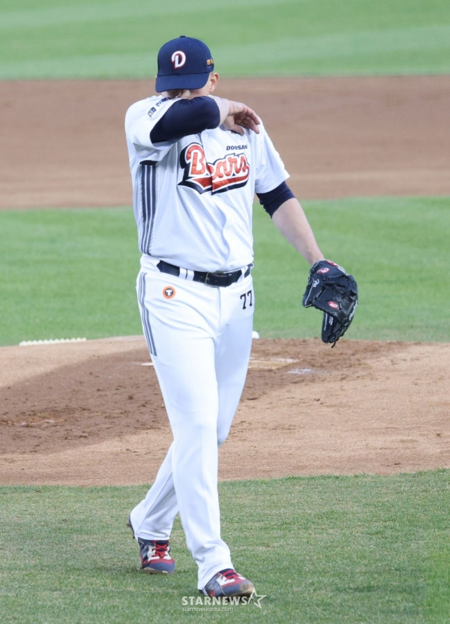 The 2026 Shinhan SOL KBO League game between Doosan Bears and Hanwha Eagles was held on the 3rd at Seoul Jamsil Baseball Stadium. Doosan's starting pitcher Flexen is heading to the dugout after the first inning ended. /Photo=Chief correspondent Kim Jin-kyung