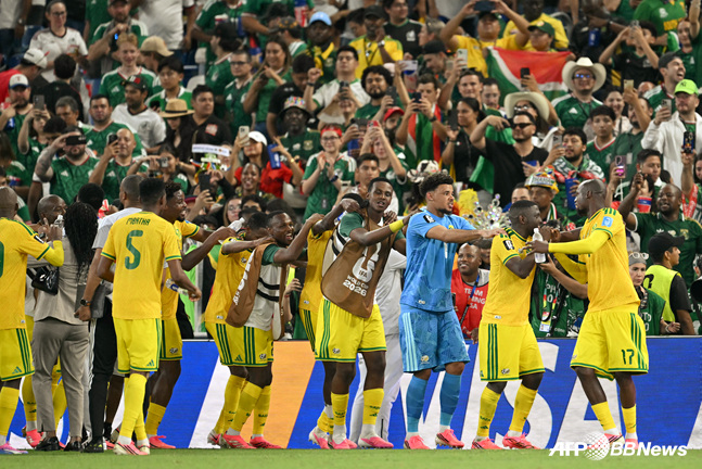 South African players celebrating their victory over Korea. /AFPBBNews=NEWS1