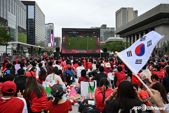 Unlike South Africa, Korean soccer fans who came out to cheer in the streets were left in despair. /AFPBBNews=NEWS1