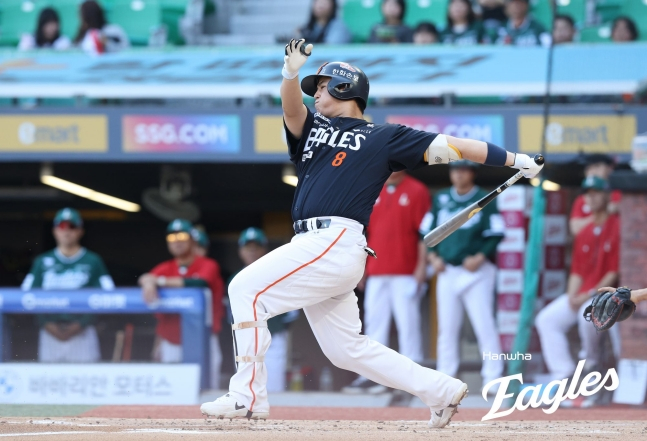 Hanwha Eagles' Noh Si-hwan, batting third at third base, is at bat during the Hanwha Eagles vs. 2026 Shinhan SOL KBO League home game held at Incheon SSG Landers Field on the 26th. /Photo=Hanwha Eagles