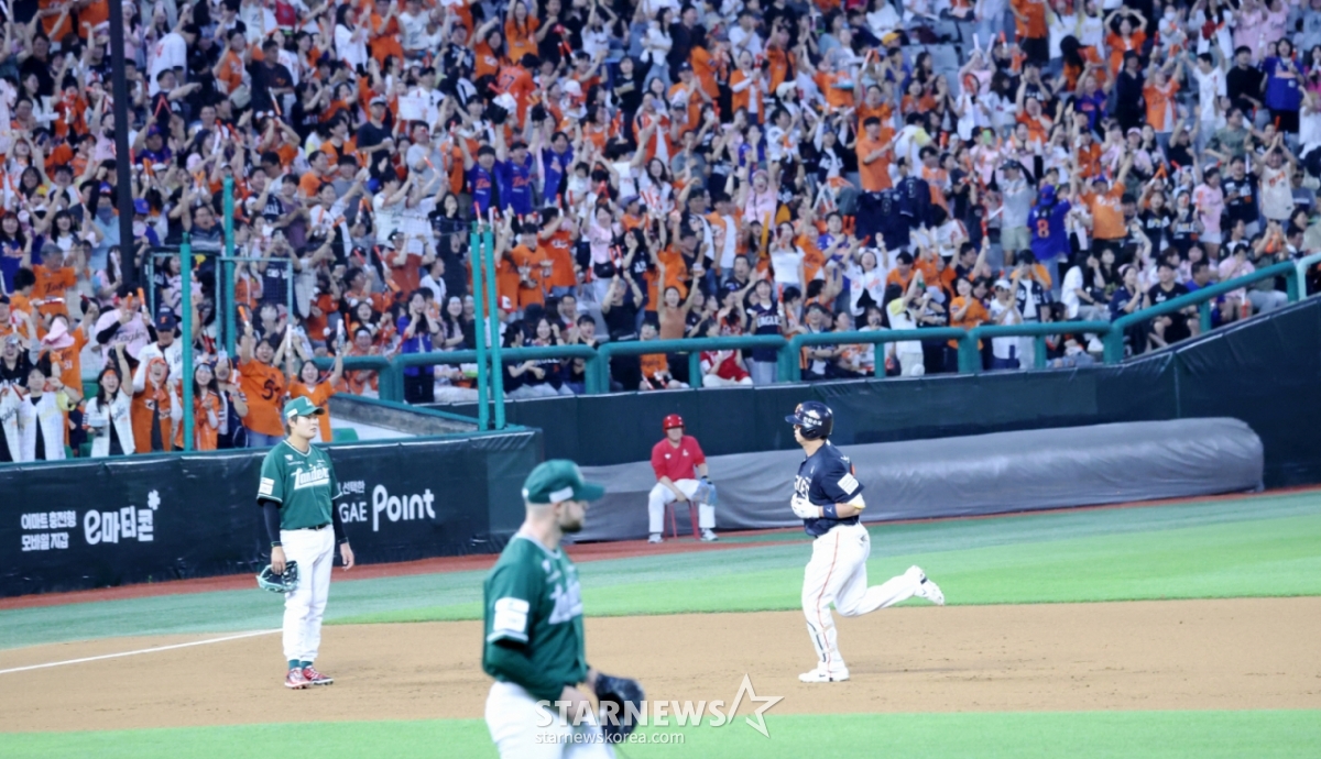 Hanwha Eagles' Noh Si-hwan rounds the bases after hitting a two-run home run in the bottom of the 6th inning with two outs and a runner on second base against the SSG Landers at Incheon SSG Landers Field on the 26th during the 2026 Shinhan SOL KBO League. /Photo=Senior reporter Kang Young-jo