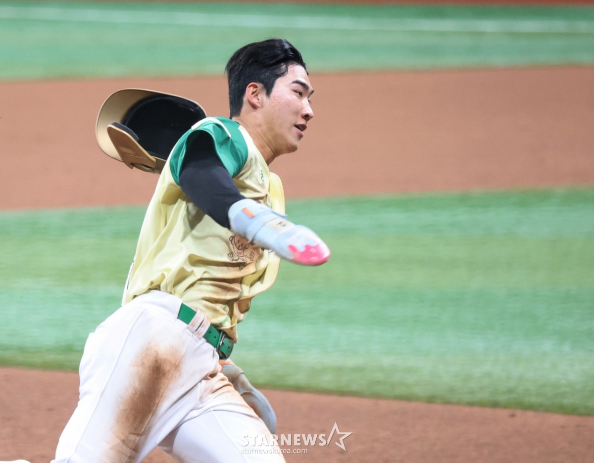 Kiwoom's leadoff hitter Lee Ju-hyeong is shown scoring by running home during a double by An Chi-hyung in the bottom of the 3rd inning with two outs in the 2026 KBO League Lotte Giants vs. Kiwoom Heroes game held at Gocheok Sky Dome on the 12th. 2026.04.12. /Photo=Senior reporter Kang Young-jo cameratalks@