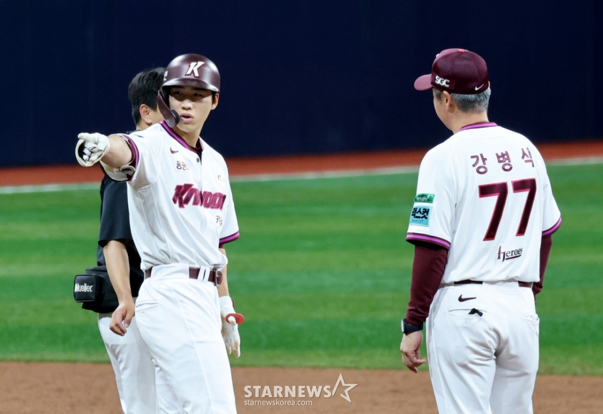 Lee Ju-hyeong (left) is seen clutching his thigh and complaining of a hamstring injury after hitting a double in the bottom of the 3rd inning with one out during the 2026 KBO League Kiwoom Heroes vs. NC Dinos game held at Gocheok Sky Dome on the 21st. 2026.04.21. /Photo=Senior reporter Kang Young-jo cameratalks@