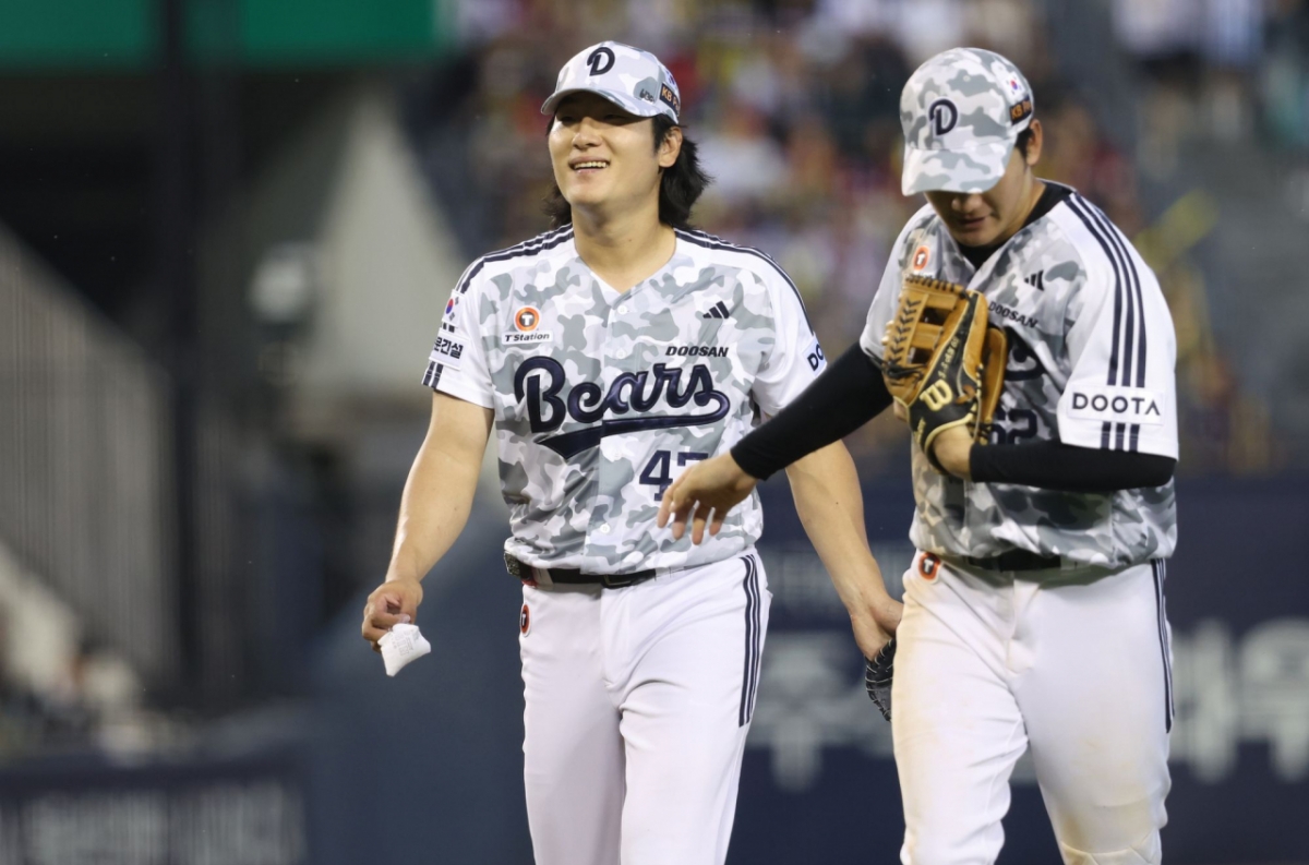 Doosan pitcher Kwak Bin (left) during the game between Doosan Bears and KIA Tigers held at Seoul Jamsil Baseball Stadium on the 26th. /Photo=Doosan Bears