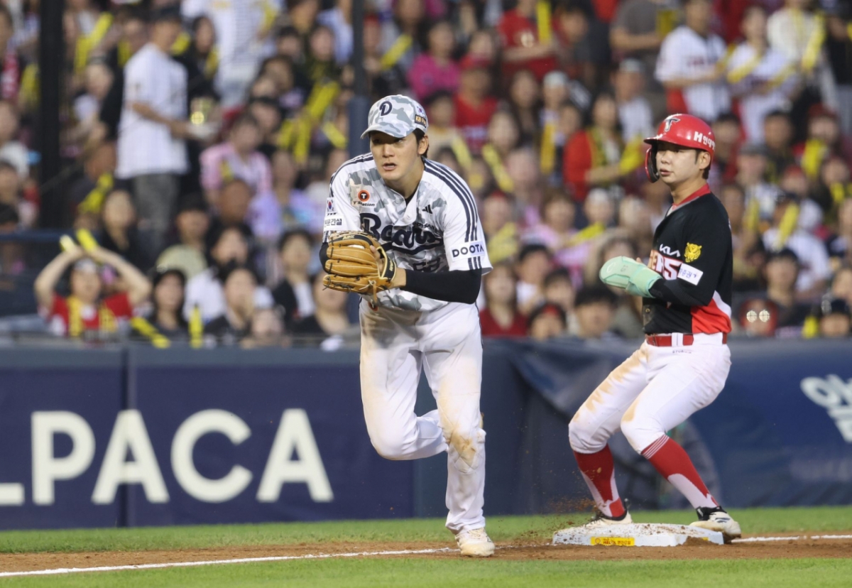 Doosan third baseman Ahn Jae-seok (left) during the game between Doosan Bears and KIA Tigers held at Seoul Jamsil Baseball Stadium on the 26th. /Photo=Doosan Bears
