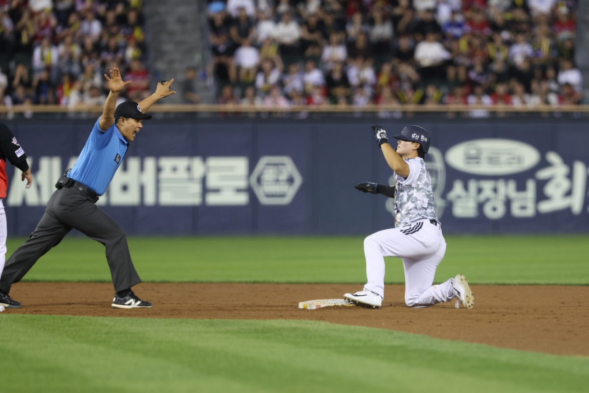 Doosan right fielder Ryu Seung-min (right) during the game between Doosan Bears and KIA Tigers held at Seoul Jamsil Baseball Stadium on the 26th. /Photo=Doosan Bears