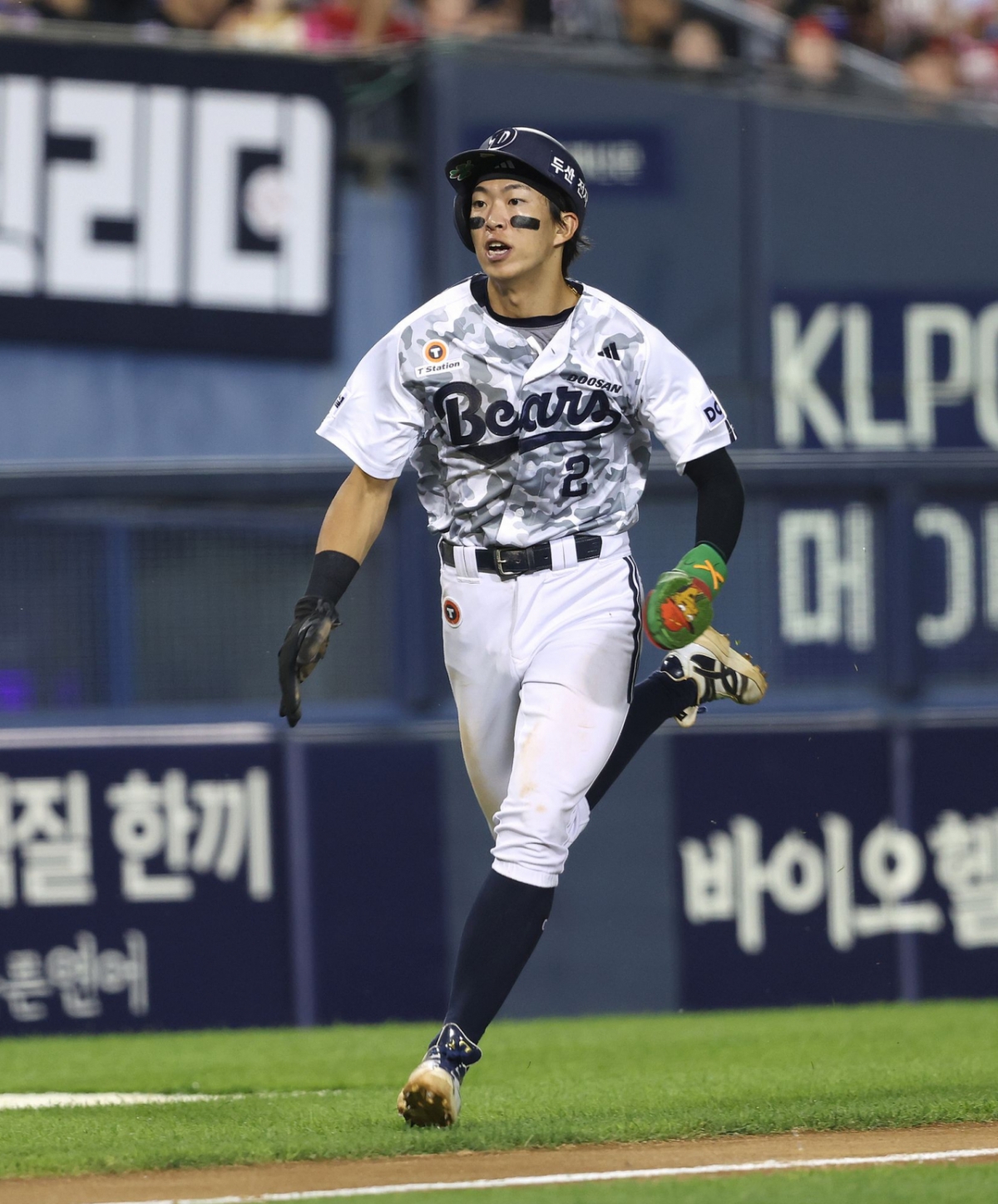 Doosan left fielder Kim Min-seok during the game between Doosan Bears and KIA Tigers held at Seoul Jamsil Baseball Stadium on the 26th. /Photo=Doosan Bears