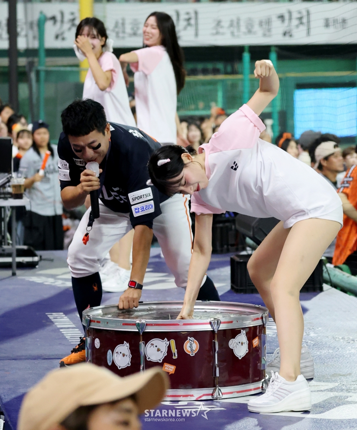 [포토]'북은 주먹으로 치는겨!' 하지원