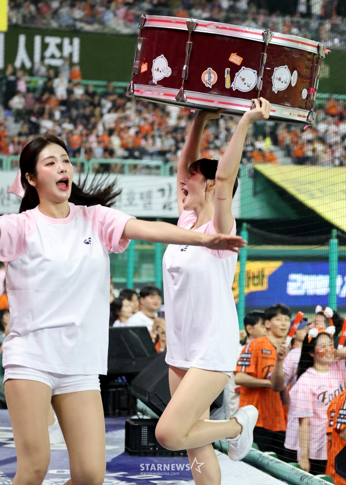[포토]'북들고 홈런세리머니' 하지원과 김연정