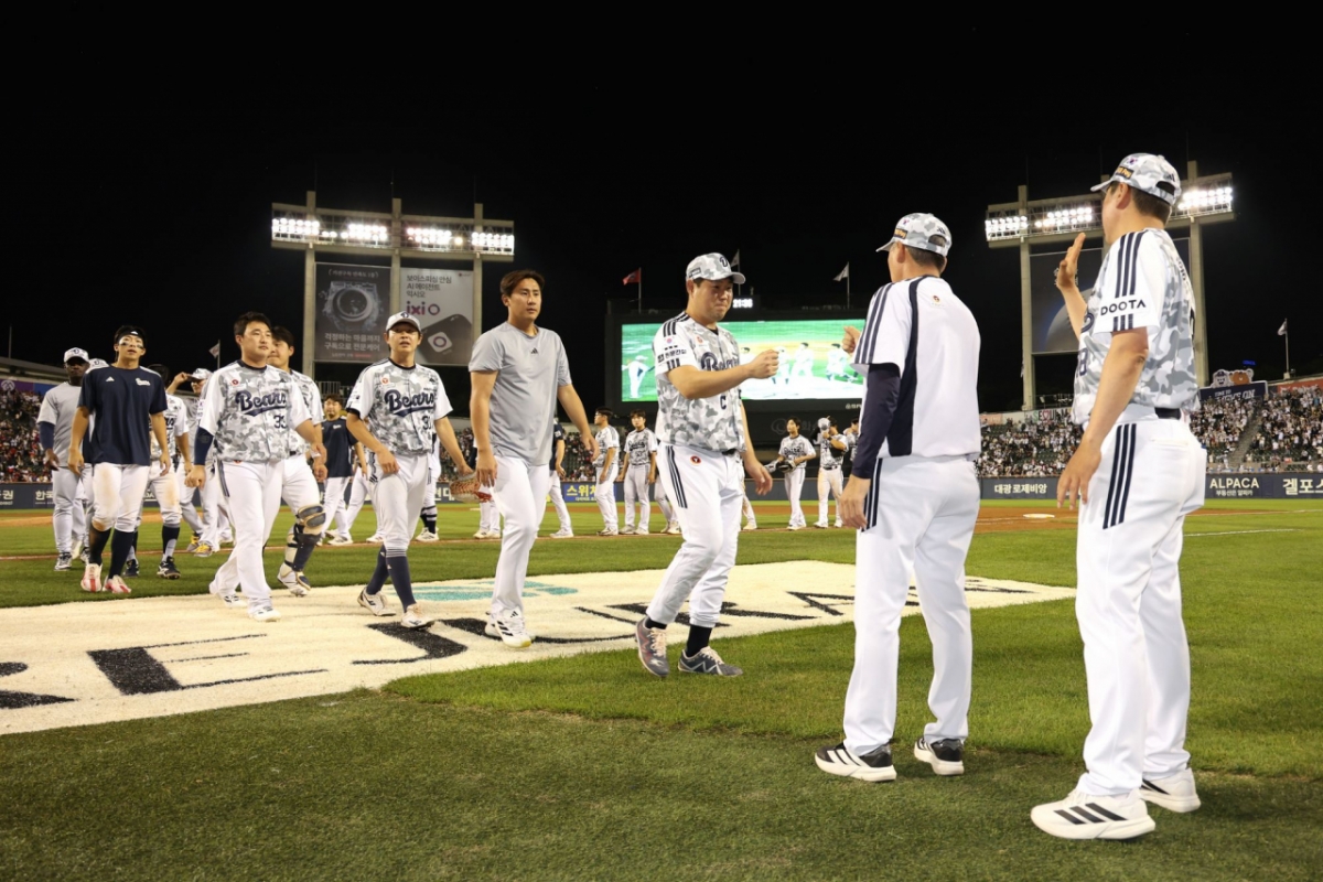 Матч между Doosan Bears и KIA Tigers, который состоялся на бейсбольном стадионе Джамсиль в Сеуле 26-го числа. Вид на команду Дусана и тренерский штаб. /Фото = Предоставлено Doosan Bears.