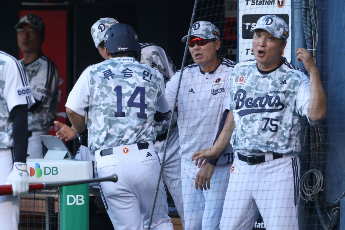 Матч между Doosan Bears и KIA Tigers, который состоялся на бейсбольном стадионе Джамсиль в Сеуле 26-го числа. Режиссер Ким Вон Хён (второй справа) /Фото = Предоставлено Doosan Bears.
