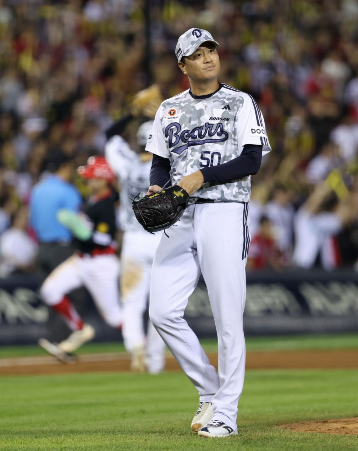 Матч между Doosan Bears и KIA Tigers, который состоялся на бейсбольном стадионе Джамсиль в Сеуле 26-го числа. Вид на гору Дусан Ли Ён Ха. /Фото = Предоставлено Doosan Bears.