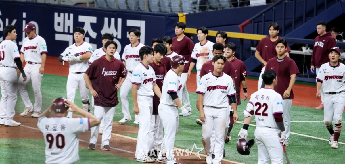 An Woo-jin and Kiwoom players watch the bottom of the ninth inning of the 2026 KBO League Kiwoom Heroes vs. Lotte Giants game at Gocheok Sky Dome on the 20th. Kiwoom, after a heavy defeat to Lotte, fell into a five-game losing streak. 2026.06.20. /Photo=Senior reporter Kang Young-jo cameratalks@