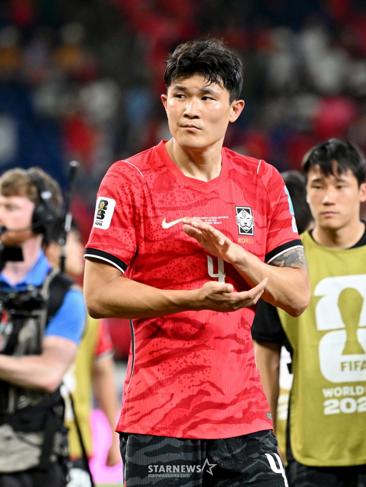 2026年北中米ワールドカップ（W杯）A組3次予選の韓国対南アフリカ共和国戦が25日（韓国時間）、メキシコ·モンテレイのエスタディオBBVAで行われた。  後半戦で先制ゴールを許し、南アフリカに0-1で敗れ、組3位に止まった代表チーム、孫興民（ソン·フンミン）、イェンスら代表チームの選手たちが残念な表情で試合を終えている。 /写真=キム·ジンギョン待機者