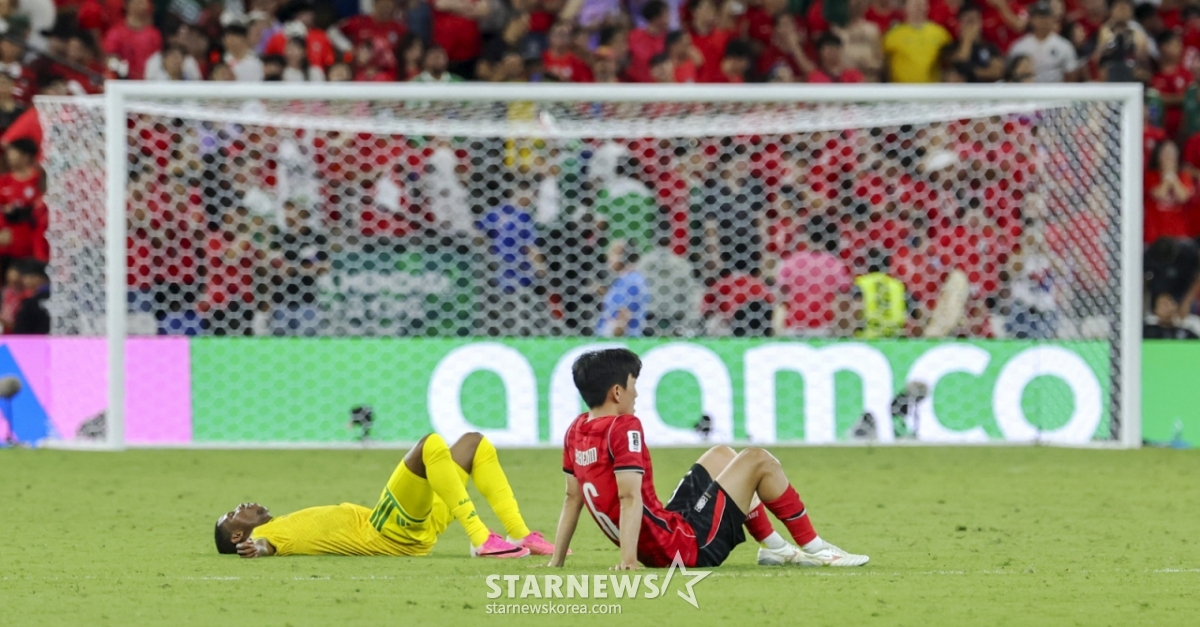 2026年北中米ワールドカップ（W杯）A組3次予選の韓国対南アフリカ共和国戦が25日（韓国時間）、メキシコ·モンテレイのエスタディオBBVAで行われた。  後半戦で先制ゴールを許し、南アフリカに0-1で敗れ、組3位に止まった代表チーム、孫興民（ソン·フンミン）、イェンスら代表チームの選手たちが残念な表情で試合を終えている。 /写真=キム·ジンギョン待機者