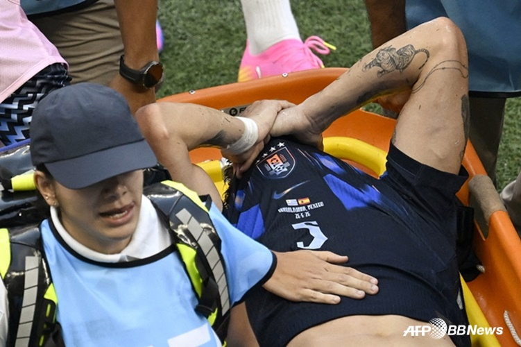 Manuel Ugarte (a la derecha) es retirado en camilla durante el partido entre España y Uruguay, correspondiente a la tercera y última jornada del grupo H de la fase de grupos de la Copa Mundial de la FIFA 2026 de Norteamérica, Centroamérica y el Caribe, disputado el 27 (hora de Corea) en el Estadio Guadalajara de Zapopan, México. /AFPBBNews=NEWS1