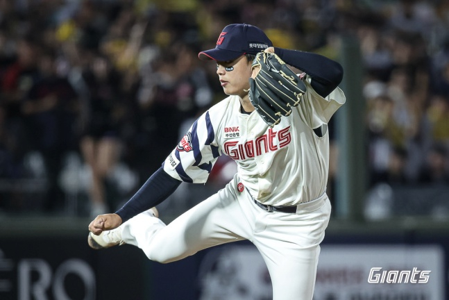 Lotte Park Jung-min en acción durante el partido contra LG el día 26. /Foto=Proporcionado por Lotte Giants