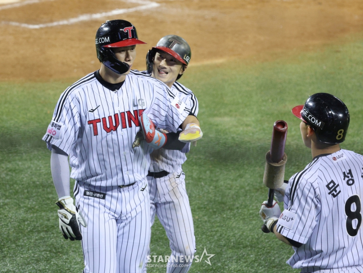 2026 Матч между LG Twins и KIA Tigers в лиге SOL Bank KBO состоялся 1 числа прошлого месяца на бейсбольном стадионе Джамсиль в Сеуле.  В конце 8-го иннинга LG 2-я, 2-я и 3-я базы Хон Чан Ки и Шин Мин Чжэ счастливы после того, как они напали на дом и забили в своевременном двойном ударе Пак Дон Вон. /Фото = Ожидание Ким Чжин Гёна