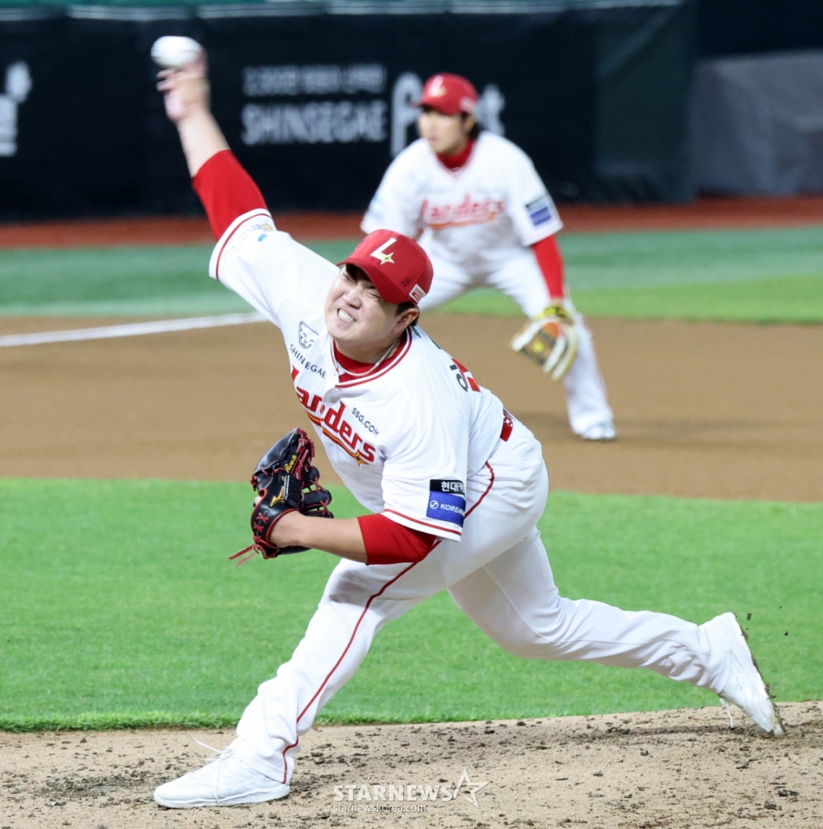 Lee Run-oa is seen pitching in a crisis in the bottom of the sixth inning of a home game against the Kiwoom Heroes on March 31. /Photo=Senior reporter Kang Young-jo