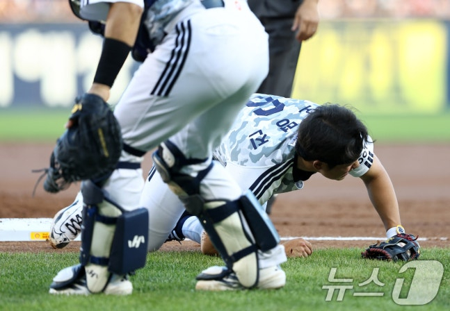 El día 26 por la tarde, en el estadio de béisbol Jamsil del distrito Songpa de Seúl, durante el partido de béisbol profesional de la 'Liga KBO 2026 Banco Shinhan SOL' entre los KIA Tigers y los Doosan Bears, el primera base de Doosan, Oh Myung-jin, tras colisionar en primera base durante un roletazo al cuadro interior de Han Jun-su de KIA en la parte baja del segundo inning con dos outs y sin corredores en base, expresó dolor. /Foto=NEWS1