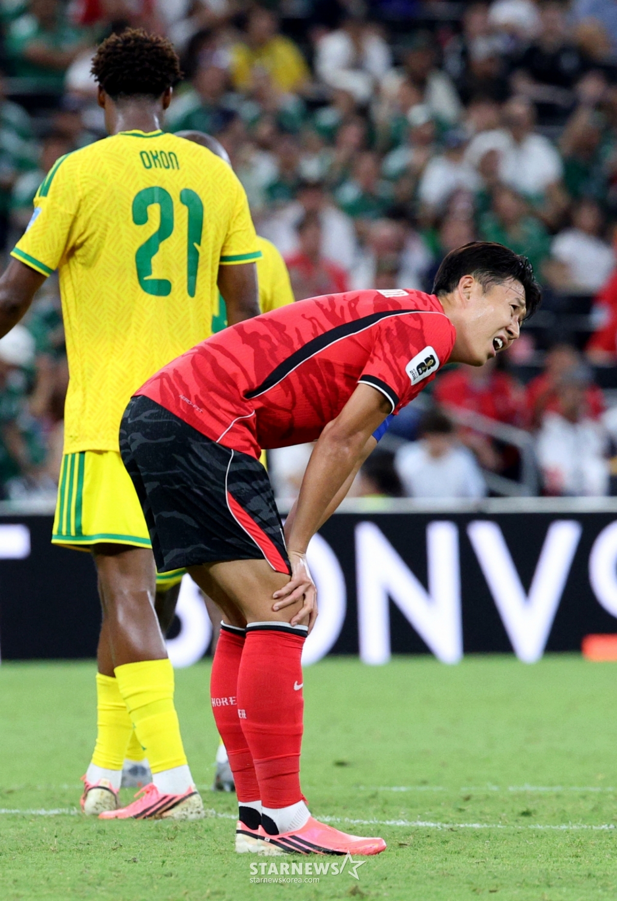 El partido de la tercera ronda de clasificación de la Copa Mundial de la FIFA 2026 en la Zona de América del Norte, Centroamérica y el Caribe (CONCACAF), Grupo A, entre Corea del Sur y Sudáfrica, se disputó el día 25 (hora de Corea) en el Estadio BBVA de Monterrey, México. Tras recibir el primer gol en el segundo tiempo y perder 0-1 ante Sudáfrica, el equipo nacional quedó en tercer lugar del grupo. Los jugadores de la selección, Son Heung-min y Jens, finalizaron el partido con expresiones de decepción. /Foto=corresponsal jefe Kim Jin-kyung