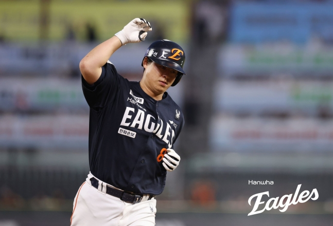 Hanwha Eagles' Noh Si-hwan celebrates after hitting a home run against the SSG Landers on the 26th. /Photo=Hanwha Eagles