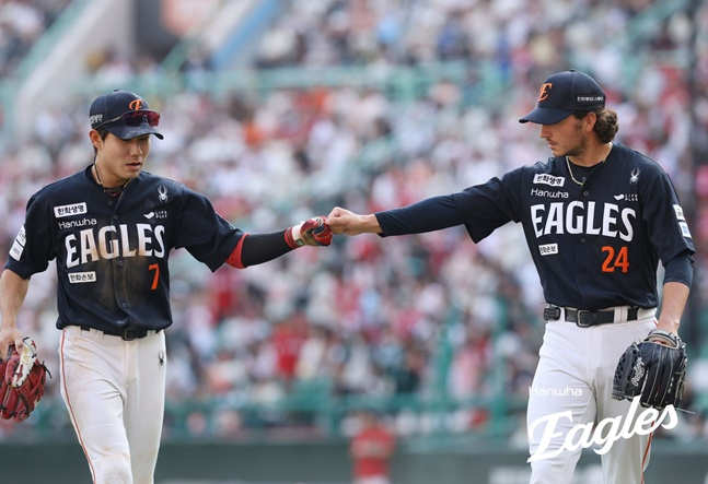 Питчер Hanwha Eagles Оуэн Уайт (справа) дает пятерку Шимону после иннинга против SSG Landers на стадионе SSG Landers в Инчхоне 27 числа с помощью обороны. /Фото = Предоставлено Hanwha Eagles